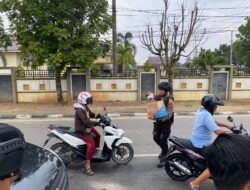 Sat Intelkam Polres Kuansing Berikan Takjil Gratis Untuk Pengendara Sepeda Motor Yang Patuh Berlalu Lintas