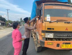 Kapolsek Singingi Pimpinan Giat Bagi-bagi Takjil Kepada Masyarakat