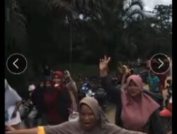 Viral, Emak – Emak Warga Desa Petai Demo, Puluhan Truk Batu Bara Di Stop, Ada Apa?