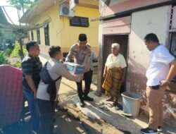 Iptu Ridwan Butar Butar Bagikan Sembako Kepada Masyarakat Kurang Mampu