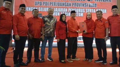 Sijilbab Merah Mimi Lutmila Siap Bertarung di Pilkada Riau