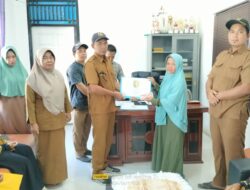 Salurkan BLT-DD Tahap II, Ini Pesan PJ Kades Muara Bahan Kecamatan Singingi Hilir.