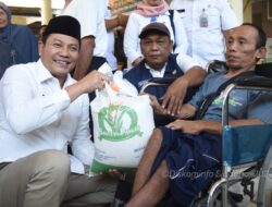 Guru Ngaji Desa di Sidoarjo Berterima Kasih Dapat Bantuan Beras dari Plt Bupati H Subandi