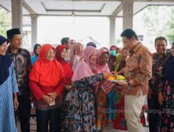 Dipeluk dan Dicium Nenek-Nenek saat Bagikan Beras, Plt Bupati Sidoarjo H Subandi Pasrah