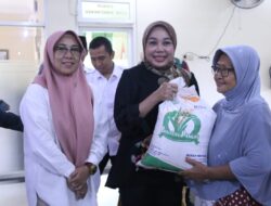 Warga Krian Senang Dapat Beras dan Diajak Guyon Bu Dokter Sriatun