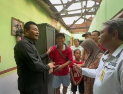 Plt. Bupati Subandi Bantu Perbaikan Rumah Terbakar di Desa Semambung, Wonoayu