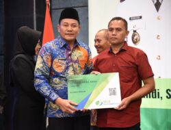 Plt. Bupati Sidoarjo Serahkan Kartu Kepesertaan BPJS Ketenagakerjaan Pada 13.249 Pekerja Rentan Sidoarjo
