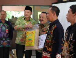 Plt Bupati Subandi Serahkan Bantuan Irigasi untuk 90 Kelompok Tani