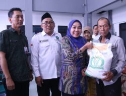 Dibantu Hj. Sriatun, Plt. Bupati Sidoarjo Salurkan Bantuan Pangan Beras 