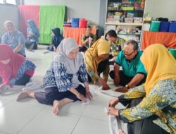 Pertahankan Tradisi, Guru SMPN 2 Balongbendo Melipat Kain Shibori Kalipena