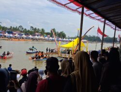 Antusias Masyarakat Tumpah Ruah Menyambut Pacu Jalur, Prof Suwardi Menekankan Pentingnya Keterlibatan Pemuda Dalam Menjaga Keberlangsungan Tradisi