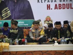 Kapolda Riau Hadiri Anugerah Gelar Kehormatan Adat Datuk Panglimo Sati Indragiri dari LAN Kuansing Kepada Gubernur Riau.