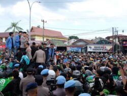 Demo Depan Mapolda Riau Berlangsung Damai, Kapolda Riau Langsung Temui Ojol dan Mahasiswa