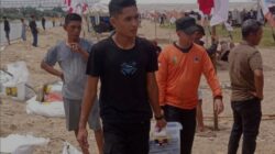 Bagikan Kantong Sampah, BPD Kuansing Ajak Jaga Kebersihan Pacu Jalur