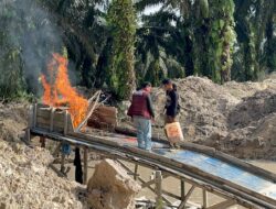 Polsek Singingi Bakar PETI di Empat Desa, Kapolres Kuansing: Warga Diminta Jaga Lingkungan dan Patuhi Hukum