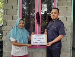 Bupati Natuna dan Raja Mustakim Kucurkan Beasiswa 15 Juta untuk Anak Seorang Janda di Simandoak