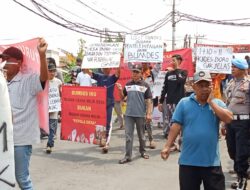 Ratusan Warga Desa Boro Geruduk Balai Desa, Desak Bupati Copot Kades