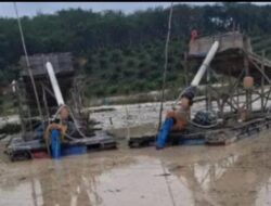 Pekerja PETI Berjumlah 12 Rakit Kembali Beroperasi di Aliran Sungai Sipaku Titan Modang