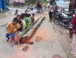 Polsek dan Koramil Medang Deras Mengantisipasi dan Bergotong Royong Bersama Masyarakat Mengatasi Jalan Terdampak Banjir