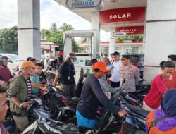 Minyak Langka! Antrean Panjang di SPBU Simpang Gambus, Kapolsek Lima Puluh AKP Salomo Sagala Turun Langsung Kendalikan Situasi.