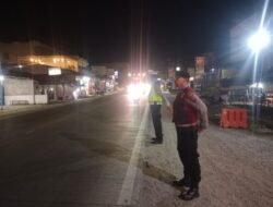 Pos Yan 1 Simpang Kuala Tanjung Laksanakan Pengaturan Lalu Lintas Malam Hari.