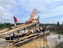 Polsek Cerenti Tindak Tegas PETI di Sungai Kuantan, Tiga Rakit Dibakar di Desa Pulau Busuk