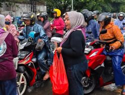 UMKM Bersatu Jawa Timur Bagikan 500 Paket Nasi dan Kue di Bulan Ramadhan