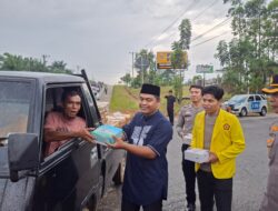 Polres Kuansing Bersama Mahasiswa Uniks dan Ormas Bagikan Takjil, Wujud Kepedulian di Bulan Ramadan