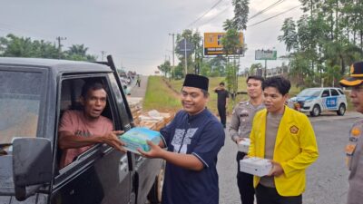 Polres Kuansing Bersama Mahasiswa Uniks dan Ormas Bagikan Takjil, Wujud Kepedulian di Bulan Ramadan