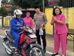 Ramadhan Penuh Berkah, Polsek Singingi Hilir Bersama Bhayangkari Berbagi Takjil