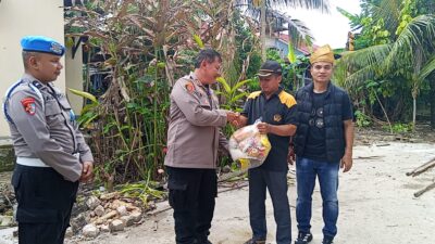 Polsek Kampar Bantu Korban Angin Puting Beliung Lewat Bansos Jumat Barokah Bersama PT. Green Palma