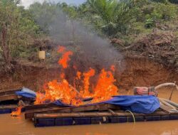 Mak Oi ! Menyalaa Bonar ! Polsek Benai Bakar Tiga Rakit PETI, Asok Mambubuang ke Udara 
