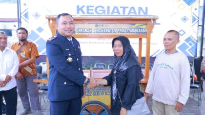Bantuan Gerobak Usaha Diserahkan Langsung Kalapas Sidoarjo di Kanwil Ditjenpas Jatim