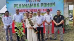 KAPOLRES PELALAWAN PERKUAT KAMPUNG TANGGUH NARKOBA DI DESA MAKMUR, SINKRONISASI DENGAN GERAKAN PENANAMAN POHON