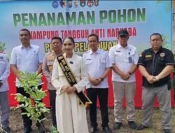 KAPOLRES PELALAWAN PERKUAT KAMPUNG TANGGUH NARKOBA DI DESA MAKMUR, SINKRONISASI DENGAN GERAKAN PENANAMAN POHON