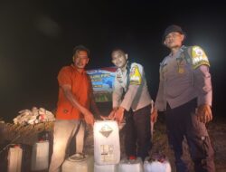 Polisi Cinta Petani! Bhabin Singingi Hilir Bantu Pupuk Jagung di Singingi Hilir