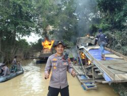 145 Rakit PETI Dimusnahkan oleh Personil Gabungan TNI-POLRI, Sat Pol PP, Damkar, BPBD dan Instansi Terkait, di Sepanjang Sungai Kuantan.