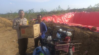 El Nino Mengancam! Bhabinkamtibmas Polsek Singingi Hilir Bagikan Pompa Air Cegah Gagal Panen Jagung 16 Hektar