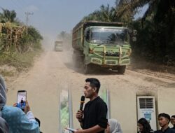 Truk Bertonase Berat Diduga Abaikan Hak Warga, Debu Jalan Sungai Langsat Masuk Hingga ke Dapur Rumah