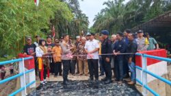 Resmikan Jembatan Merah Putih di Desa Sungai Kuning, Polsek Singingi Gelar Syukuran dan Pelepasan Personel BKO Polda Riau 