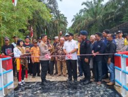 Resmikan Jembatan Merah Putih di Desa Sungai Kuning, Polsek Singingi Gelar Syukuran dan Pelepasan Personel BKO Polda Riau 