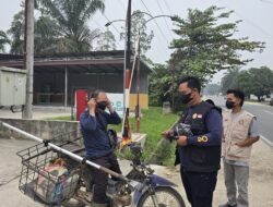 KARANG TARUNA DESA PETAI BAGIKAN MASKER GRATIS UNTUK WARGA TERDAMPAK KABUT ASAP
