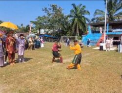 Kontingen Desa Tanjung Pauh Tampilkan Tradisi “Jemput Antar Marapulai” di Karnaval, Disambut Atraksi Silat Memukau