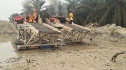 ‎Menyala! Polsek Singingi Bakar Dua Unit Rakit PETI di Kebun Lado