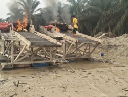 ‎Menyala! Polsek Singingi Bakar Dua Unit Rakit PETI di Kebun Lado