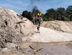 Polsek Singingi Tertibkan Aktivitas PETI di Muara Lembu, Satu Unit Rakit Dimusnahkan